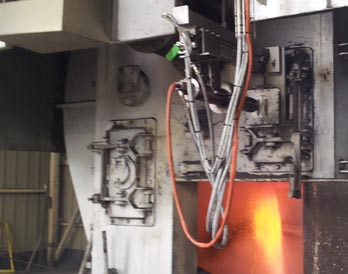 安裝在回轉(zhuǎn)窯上的PYROINC380LF, 帶自動進出機構(gòu)